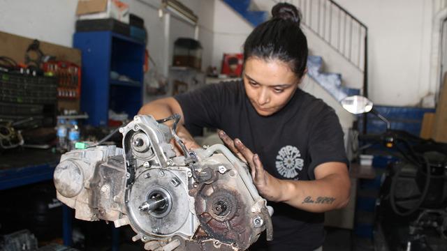 Eşine destek olmak için başladı: Motor ustası oldu! Hayriye ustanın azmi kadınlara ilham oldu...