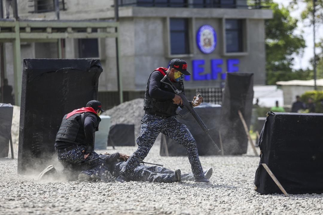 Trump g&ouml;zdağı vermişti, Venezuela'dan gelen g&ouml;r&uuml;nt&uuml;ler dikkat &ccedil;ekti! G&ouml;n&uuml;ll&uuml; olarak silahlandılar...