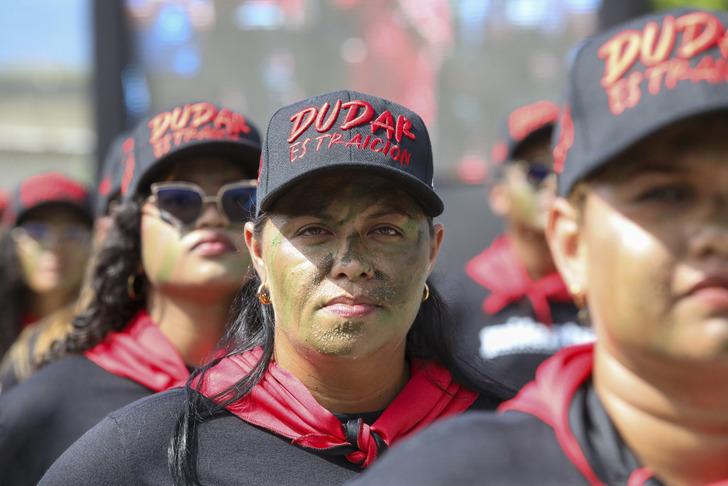 Trump gözdağı vermişti, Venezuela'dan gelen görüntüler dikkat çekti! Gönüllü olarak silahlandılar... G1