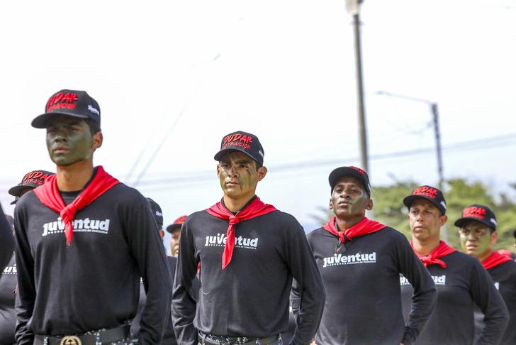 Trump gözdağı vermişti, Venezuela'dan gelen görüntüler dikkat çekti! Gönüllü olarak silahlandılar... G3