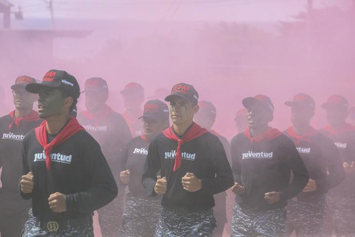 Trump gözdağı vermişti, Venezuela'dan gelen görüntüler dikkat çekti! Gönüllü olarak silahlandılar... G4