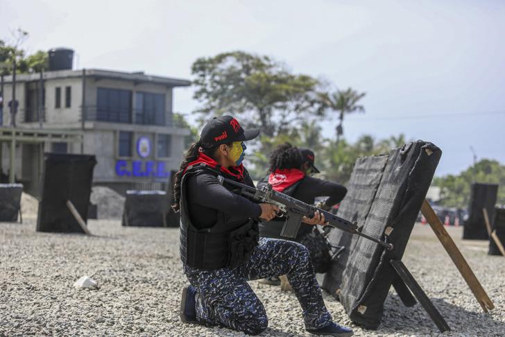 Trump gözdağı vermişti, Venezuela'dan gelen görüntüler dikkat çekti! Gönüllü olarak silahlandılar... G5