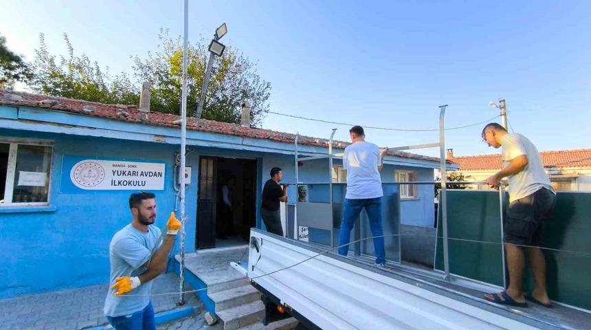 Soma’da eğitimde dayanışma: Etkileşimli tahtalar okullara ulaştı