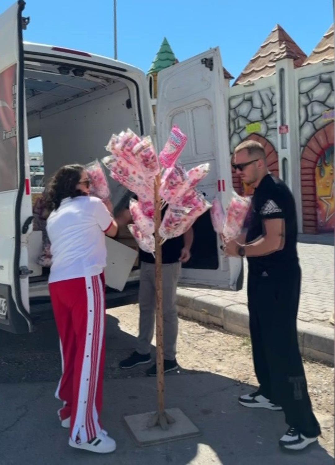 Çocuk sahibi olamayan çift, evlilik yıl dönümlerini 100 çocukla lunaparkta kutladılar: "Birbirimizi tamamladık" 1