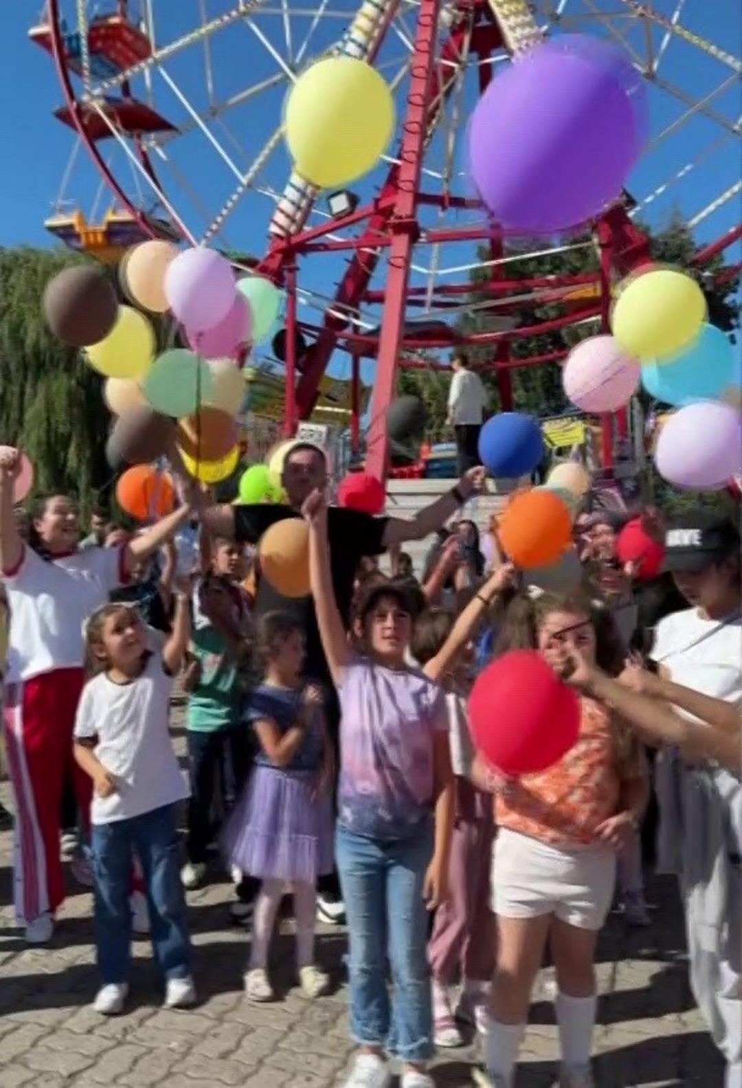Çocuk sahibi olamayan çift, evlilik yıl dönümlerini 100 çocukla lunaparkta kutladılar: "Birbirimizi tamamladık" 4