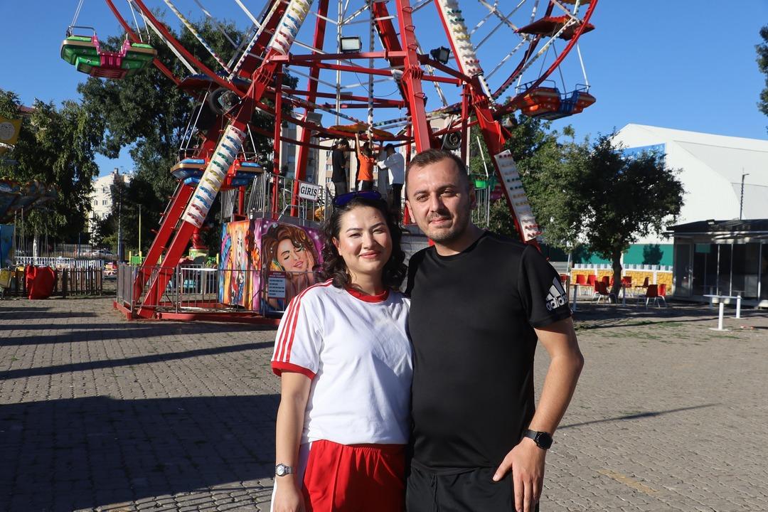 Çocuk sahibi olamayan çift, evlilik yıl dönümlerini 100 çocukla lunaparkta kutladılar: "Birbirimizi tamamladık" 6