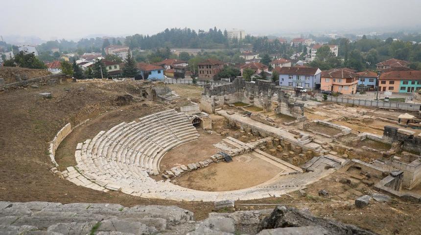 Antik Tiyatro aslına dönecek kazı alanı genişleyecek