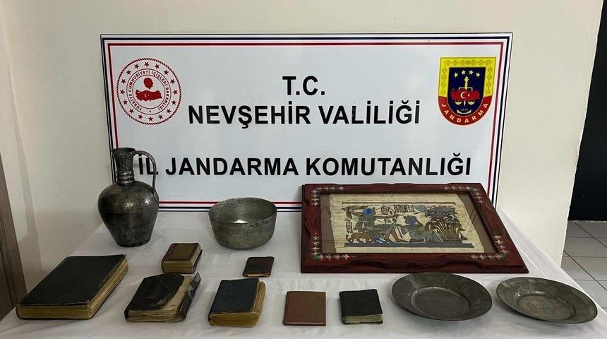 Nevşehir'de tarihi eser kaçakçılığı: 7 el yazması Kur'an ele geçirildi