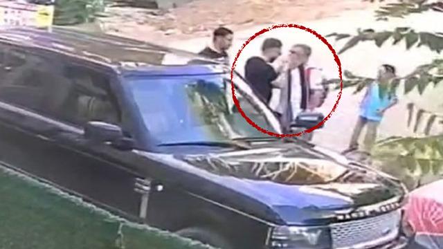 Kocaeli'de dehşete düşüren görüntü: Çocuklarını okula götüren babanın boğazını sıkıp tokat attı!