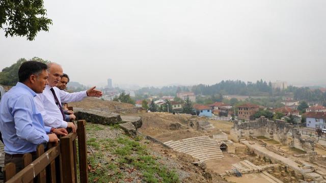 Faruk Özlü “Binlerce yıllık tarih sahnesi” diyerek duyurdu! Birkaç gün içinde tamamlayacağız