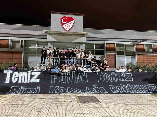 Trabzonspor taraftarlarından TFF’ye protesto! TFF binasının önünde toplandılar