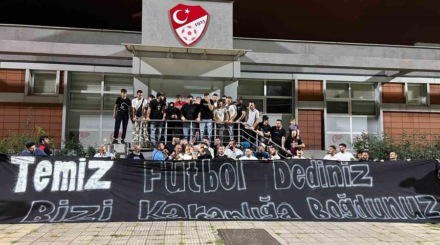 Trabzonspor taraftarlarından TFF’ye protesto! TFF binasının önünde toplandılar