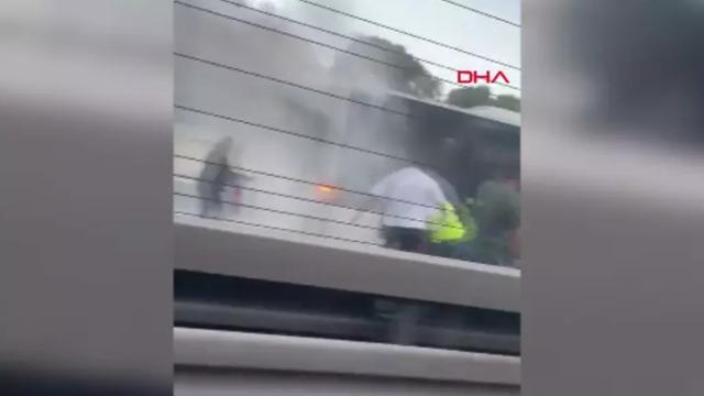 Bayrampaşa'da metrobüs yangını! Dumanlar yükseldi