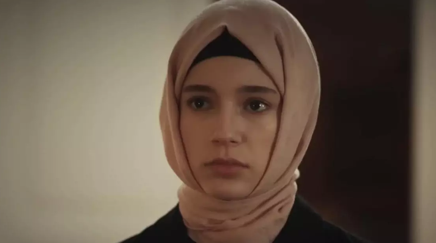 Mina Demirtaş Sadri Alışık Ödülleri gecesinde ortaya çıktı! Tarzıyla beğeni topladı