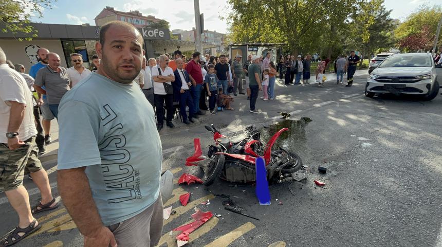 İki otomobilin arasında kağıt gibi ezildi: Motosiklet üzerindeki 2 kişi yaralı kurtuldu