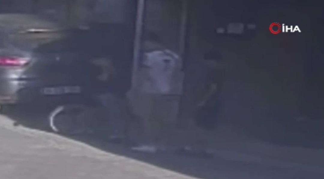 Çocuklar küçük kavga büyük... Bisikletini vermeyince  bıçaklamakla  tehdit ettiler yetmedi araba çarpan çocuğu tekme tokat dövdüler 1