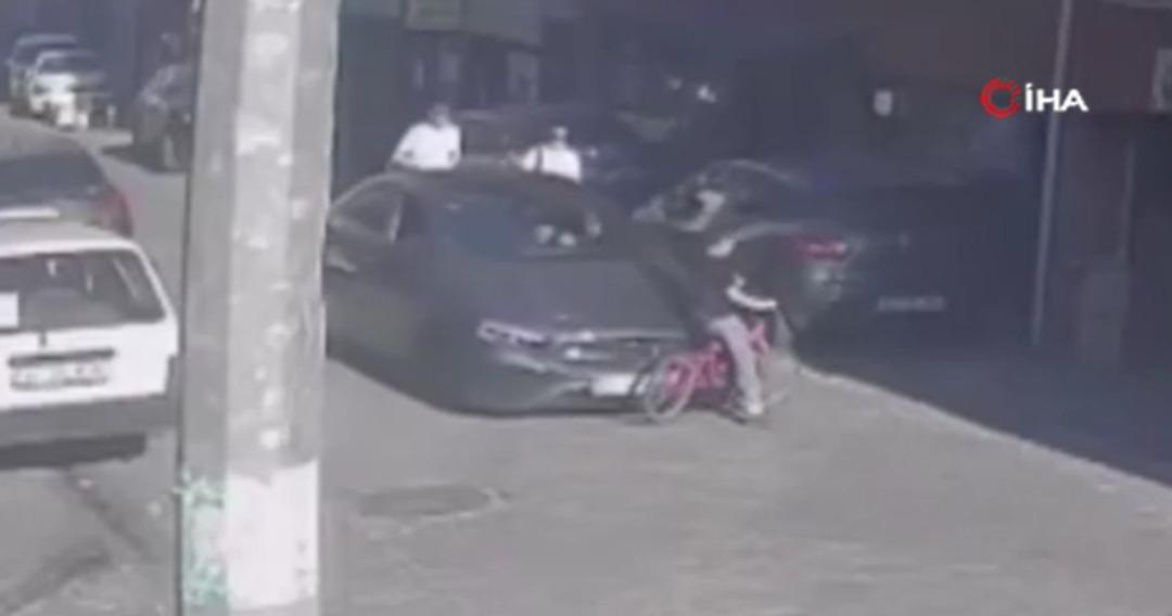 Çocuklar küçük kavga büyük... Bisikletini vermeyince  bıçaklamakla  tehdit ettiler yetmedi araba çarpan çocuğu tekme tokat dövdüler 2