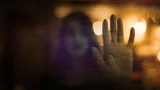 19 yaşındaki genç kız erkek arkadaşının önünde toplu tecavüze uğradı! 