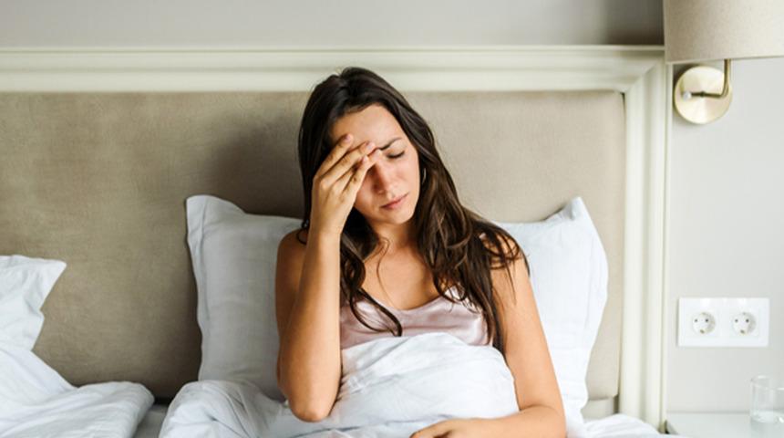 Halsiz hissediyorsunuz ve geçmeyen ağrılarınız mı var? Gizli hastalığın habercisi olabilir: Sinsice ilerleyerek hasara yol açabilir!