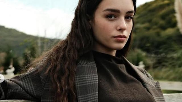 İnci Taneleri'nin Ayça'sı Ülkü Hilal Çiftçi ödül törenine damga vurdu! Tarzıyla tam not aldı! Yaşını duyanlar şaşırdı