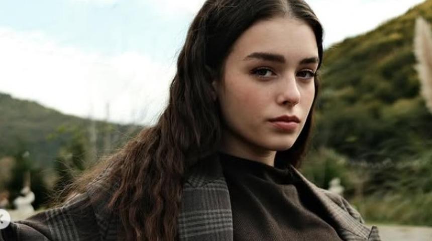 İnci Taneleri'nin Ayça'sı Ülkü Hilal Çiftçi ödül törenine damga vurdu! Tarzıyla tam not aldı! Yaşını duyanlar şaşırdı