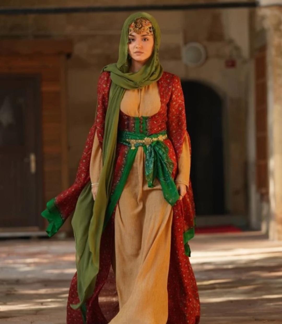 Hande Erçel başörtülü karelerle sosyal medyada TT oldu! Herkes aynı yorumu yaptı 3