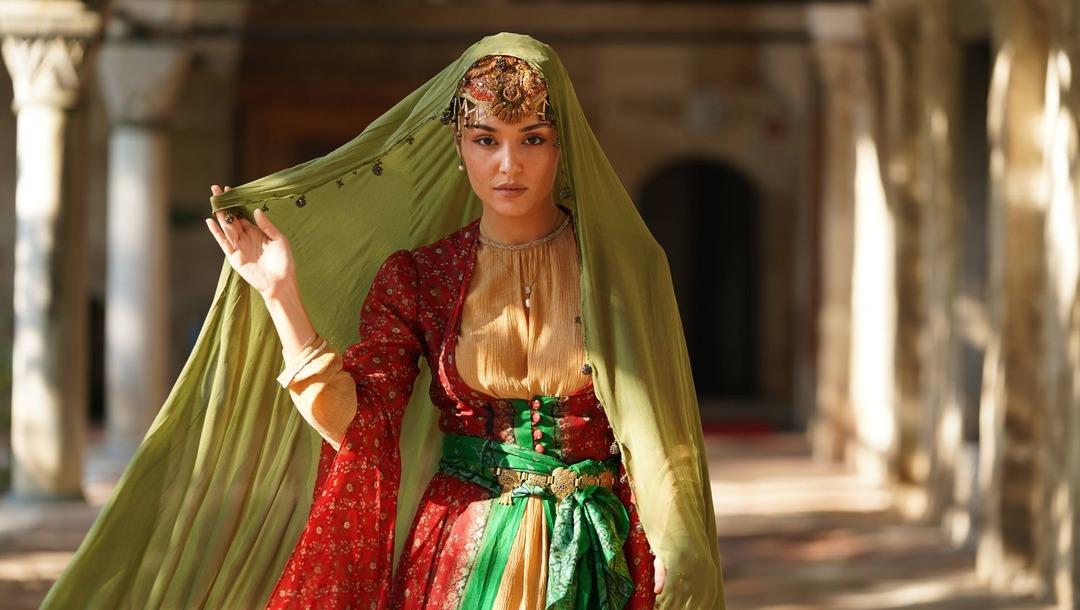 Hande Erçel başörtülü karelerle sosyal medyada TT oldu! Herkes aynı yorumu yaptı 2