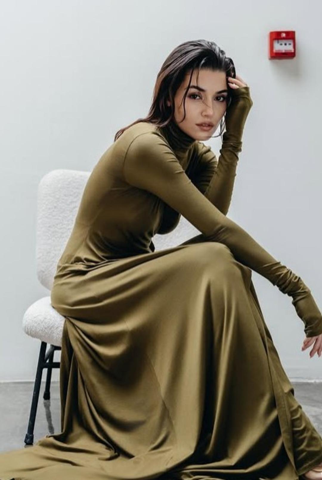 Hande Erçel başörtülü karelerle sosyal medyada TT oldu! Herkes aynı yorumu yaptı 1