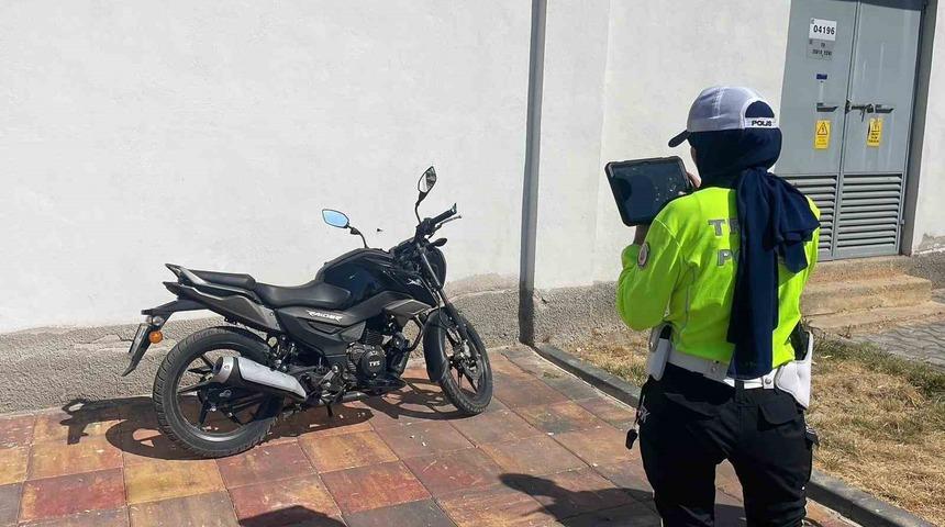 Karaman’da devrilen motosikletin sürücüsü yaralandı