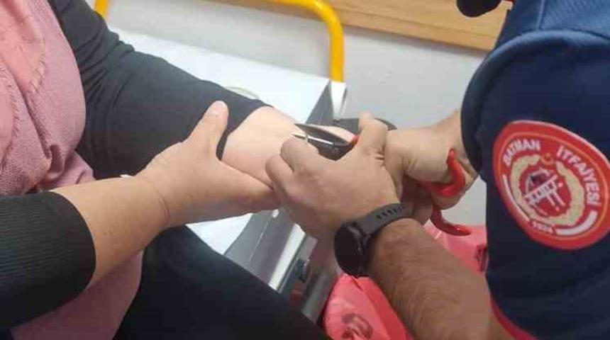 Batman’da kadının bileğine sıkışan bilezik itfaiye ekiplerince çıkarıldı