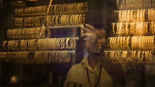 Altın fiyatları yatırımcısını güldürdü, kuyumcuyu isyan ettirdi! Hepsi raflarda kaldı, herkes grama koşuyor 