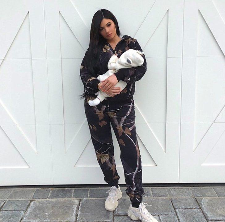 Kylie Jenner kızının yüzünü ilk kez gösterdi G1