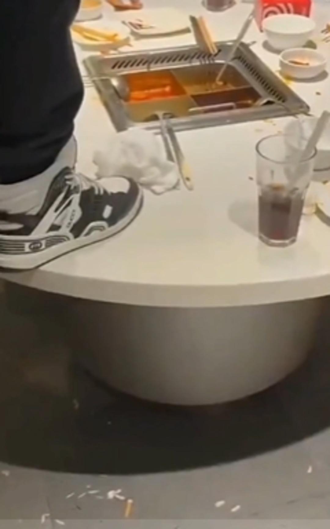 Ünlü yemek restoranında çorbaya işediler! O gençlere rekor ceza 1