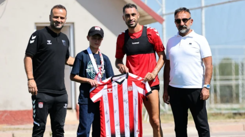 Sivasspor’dan minik taraftara jest