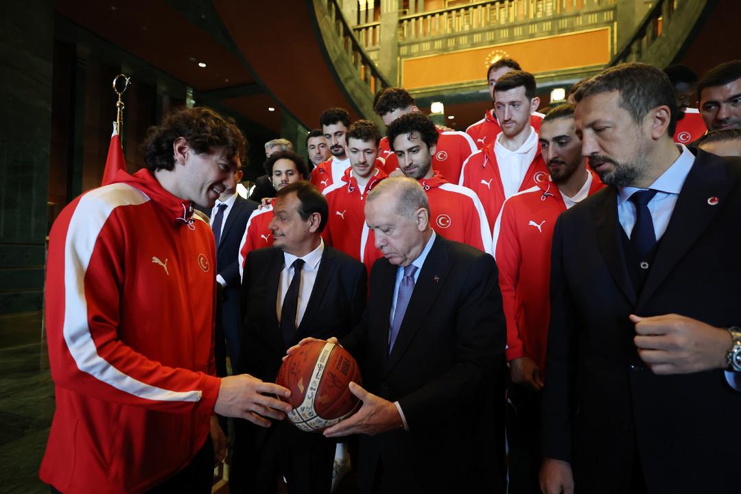 Cumhurbaşkanı Erdoğan dan 2025 Avrupa Basketbol Şampiyonası nda 2. olan A Milli Erkek Basketbol Takımını tebrik etti 2