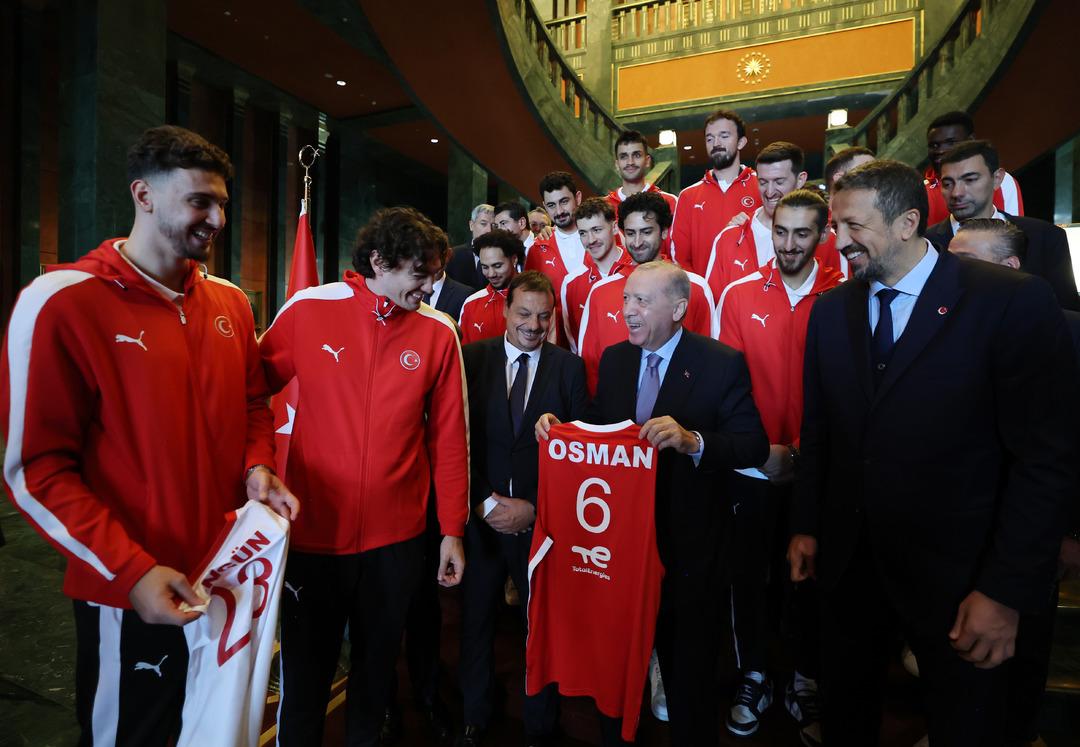 Cumhurbaşkanı Erdoğan dan 2025 Avrupa Basketbol Şampiyonası nda 2. olan A Milli Erkek Basketbol Takımını tebrik etti 3