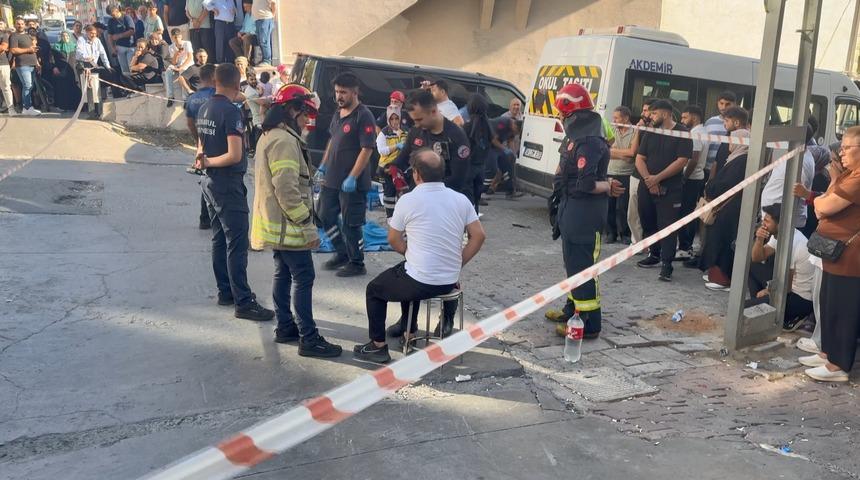 Esenyurt'ta acı olay! Servis minibüsünün çarptığı anne yaralandı, bebeği hayatını kaybetti