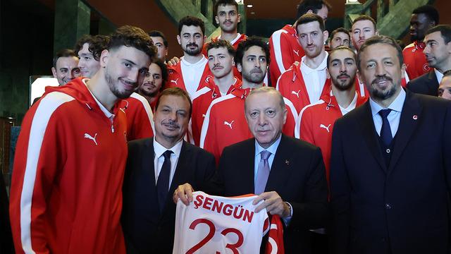 Cumhurbaşkanı Erdoğan'dan 2025 Avrupa Basketbol Şampiyonası'nda 2. olan A Milli Erkek Basketbol Takımını tebrik etti