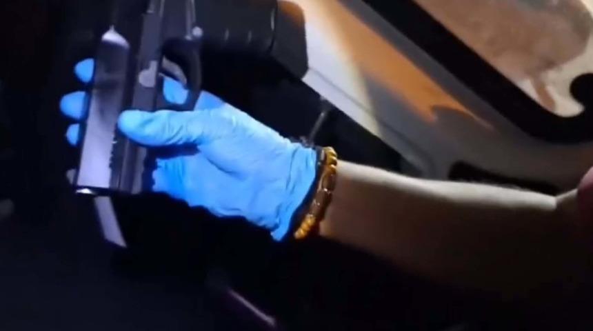 İzmir'in 3 ilçesinde eş zamanlı operasyon! Otomobilin gizli bölmesinden tabanca çıktı