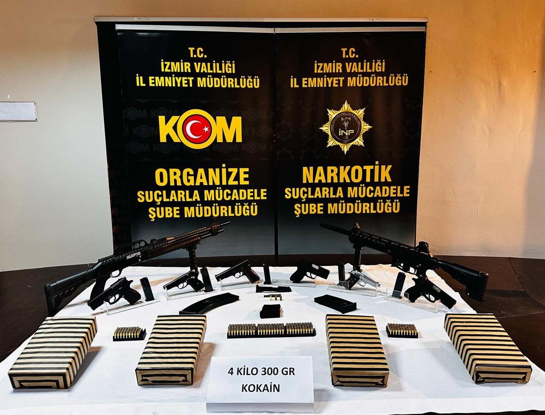 İzmir in 3 ilçesinde eş zamanlı operasyon! Otomobilin gizli bölmesinden tabanca çıktı 2