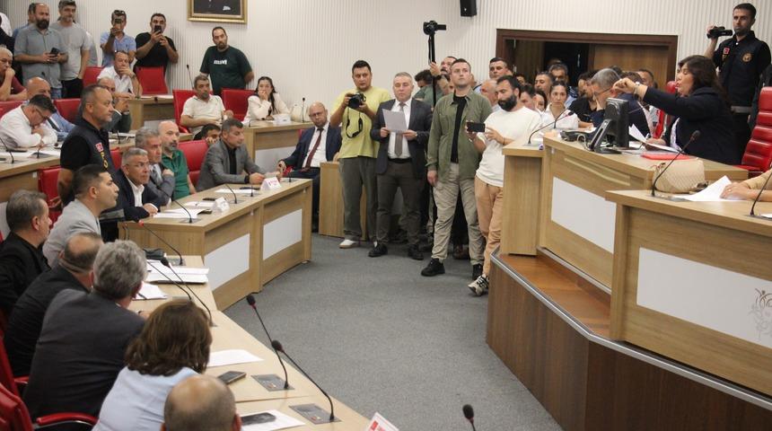 Aydın Büyükşehir Belediye Meclisi'nde tansiyon yükseldi! Özlem Çerçioğlu toplantıyı erteledi