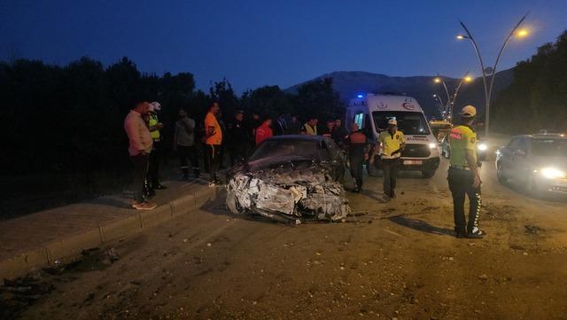 Erzincan da otomobilin kamyonetle çarpışması sonucu 3 kişi yaralandı 2