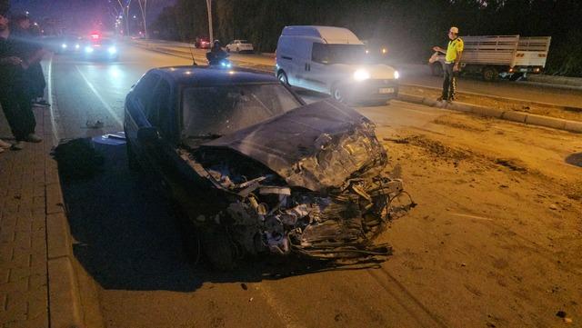 Erzincan da otomobilin kamyonetle çarpışması sonucu 3 kişi yaralandı 1