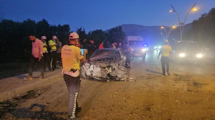 Erzincan'da otomobilin kamyonetle çarpışması sonucu 3 kişi yaralandı