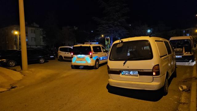 Çorum da "dur" ihtarına uymayan araç sürücüsünün çarptığı polis yaralandı 1