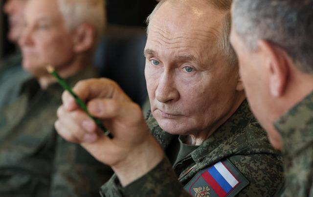 Putin askeri üniforma giydi! 