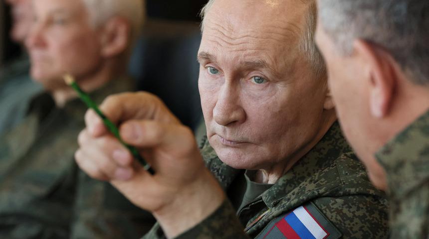 Putin askeri üniforma giydi! Belarus ile ortak tatbikatta gövde gösterisi