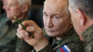 Putin askeri üniforma giydi! Belarus ile ortak tatbikatta gövde gösterisi