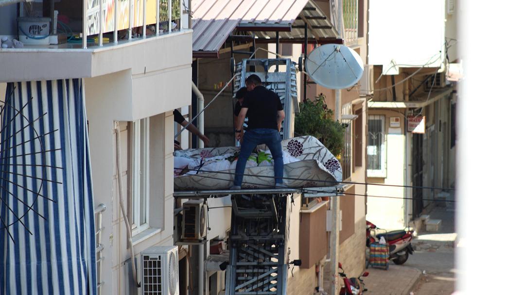 Barış 310 kiloydu… Cenazesi evinden böyle çıkarılabildi! 1