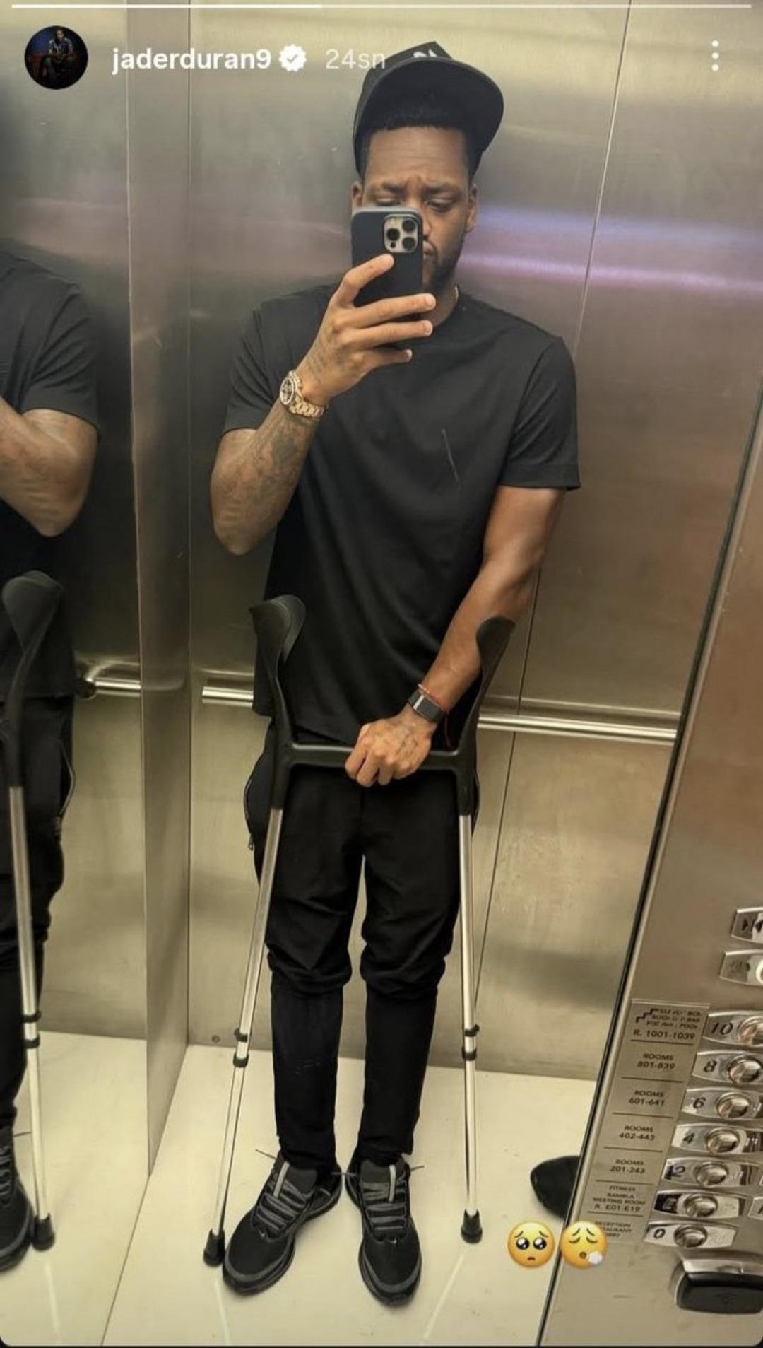 Fenerbahçe de sakatlığı devam eden Jhon Duran la ilgili çarpıcı iddia! Avm de geziyor koltuk değneği... ifadeleri gündem oldu... 3